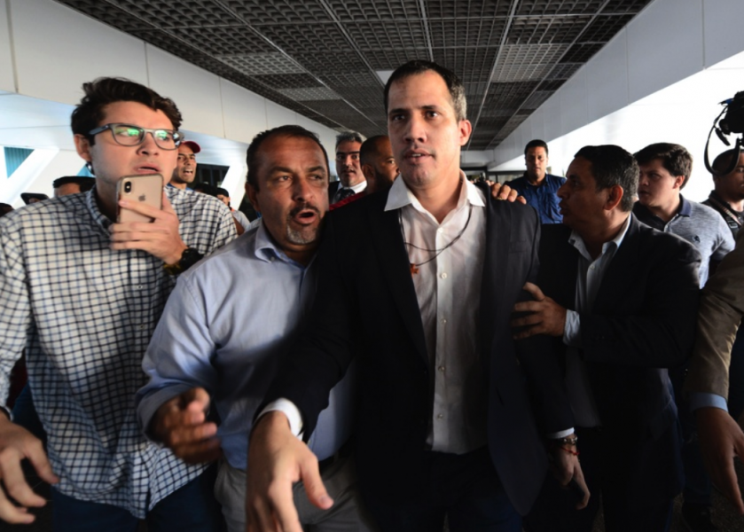 Oppositionsledaren Juan Guaidó på flygplatsen i Caracas i tisdags.