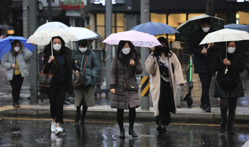 Människor med ansiktsmasker i Seoul i Sydkorea.