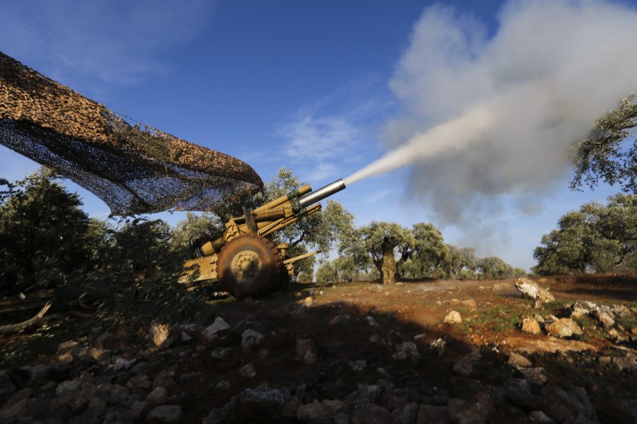 Turkiskstödda rebeller beskjuter syriska regeringsstyrkor i nordvästra Syrien på torsdagen.