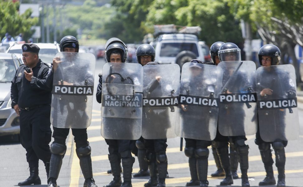 Poliser i samband med en studentprotest i Nicaraguas huvudstad Managua i somras.