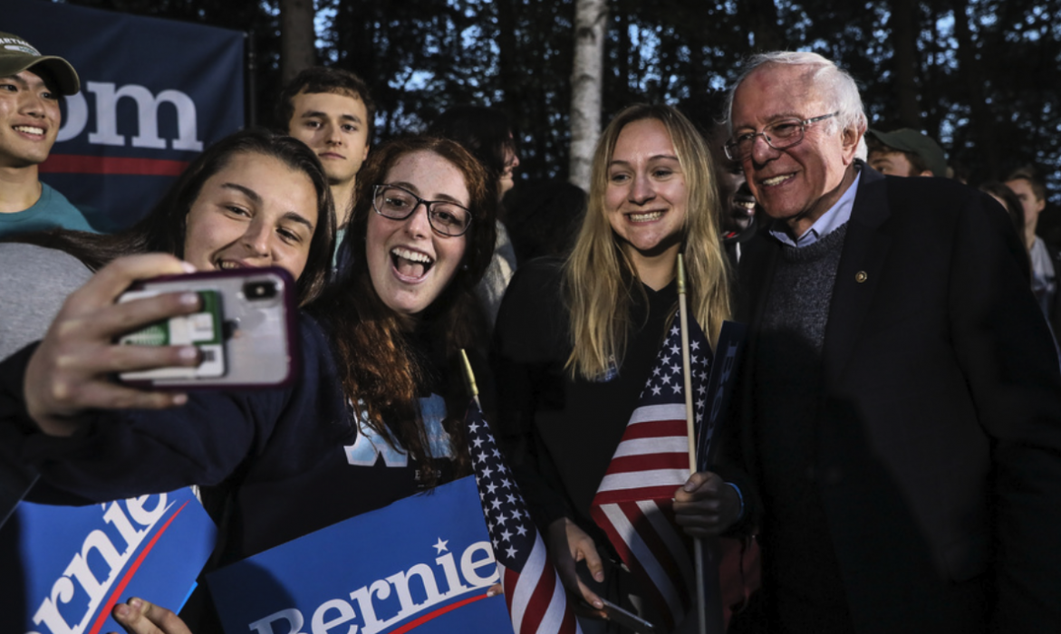 Vermontsenatorn och presidentaspiranten Bernie Sanders tar en selfie med studenter efter ett kampanjmöte i Hanover i New Hampshire.