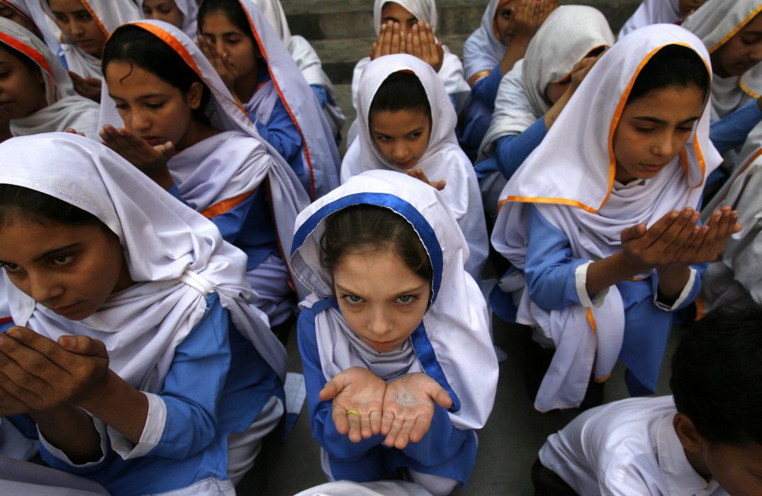 Skolflickor i Peshawar i Pakistan.