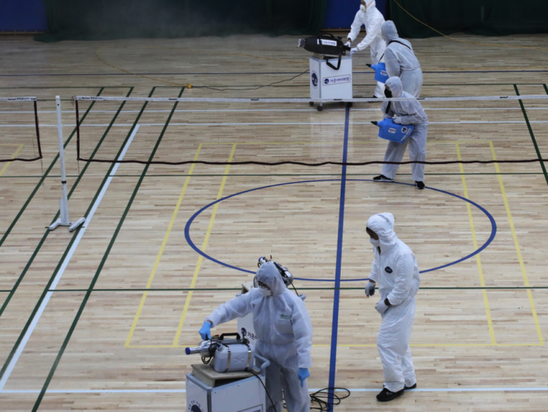 Desinfektionsmedel sprejas i en gymnastiksal i Seoul i Sydkorea.