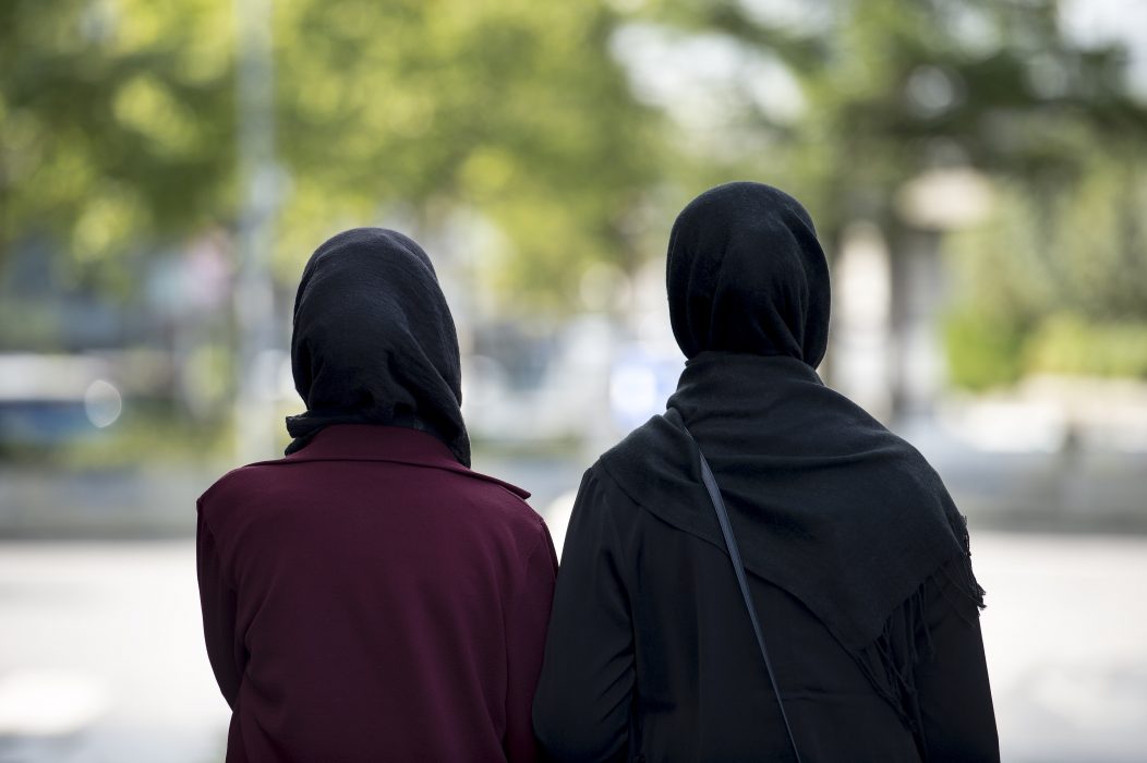 Förbudet mot att bära täckande huvudbonader i Skurup har lett till att elever agerar poliser och trakasserar de elever som bär exempelvis slöja.
