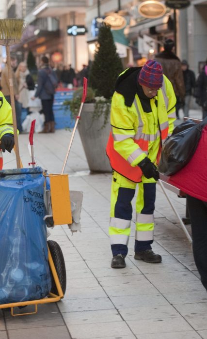 Extratjänster inom offentlig eller ideell sektor har visat sig vara en väg in på arbetsmarknaden för nyanlända.