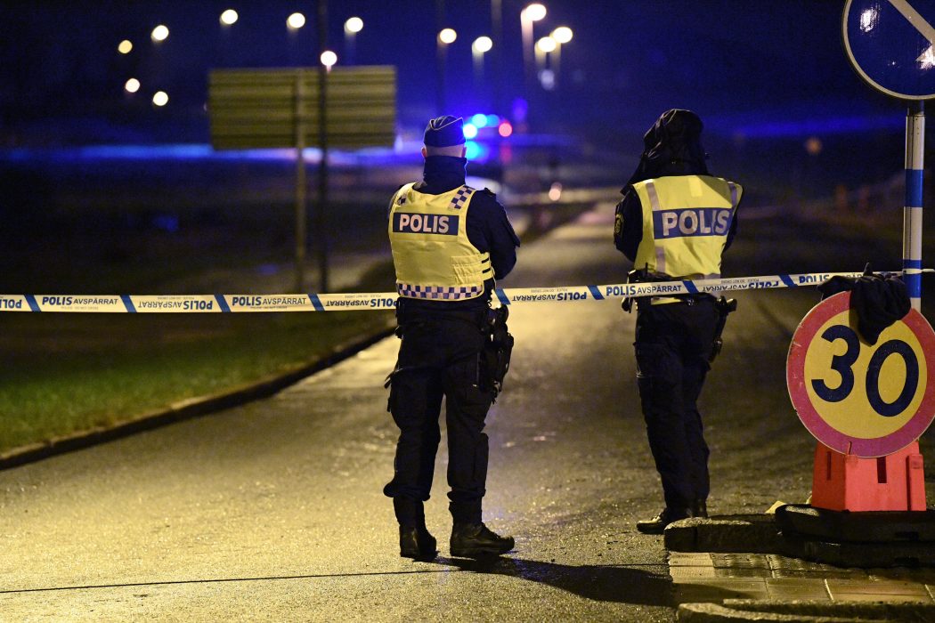 Poliser ute på uppdrag.