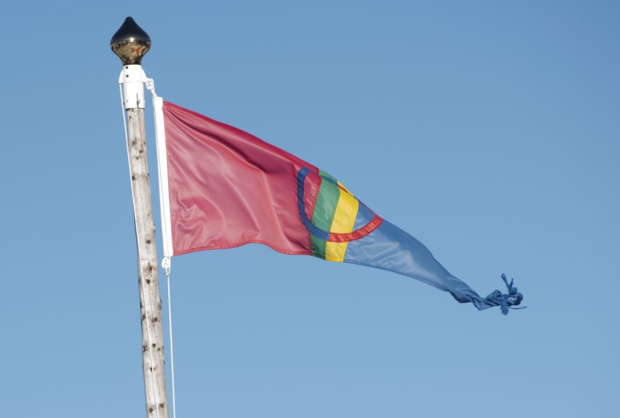 Den samiska flaggan antogs vid samekonferensen i Åre 1986.