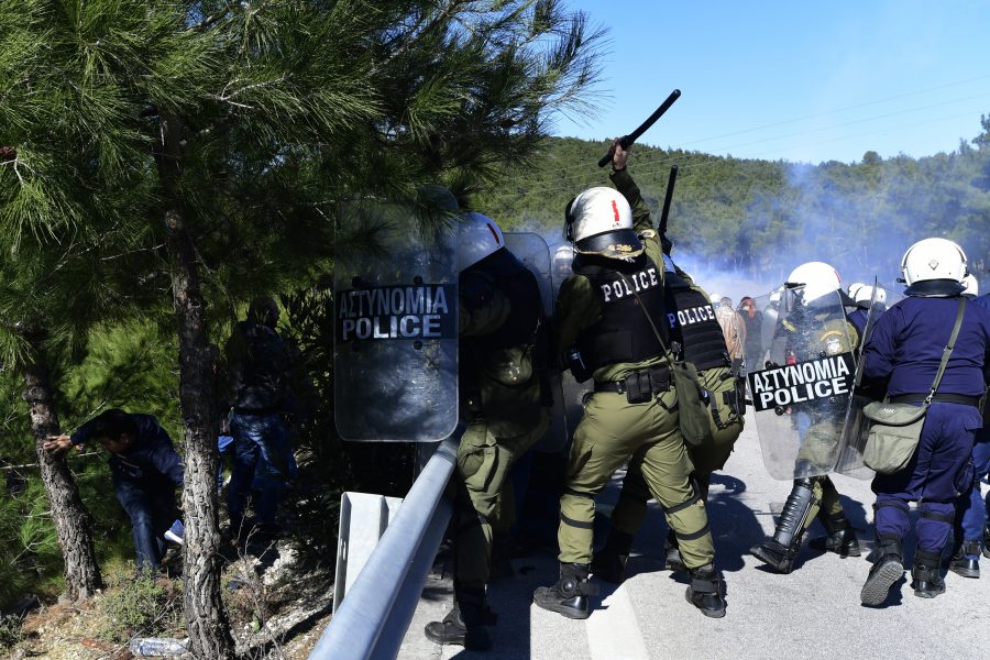 Våldsamma protester på Lesbos under tisdagen.