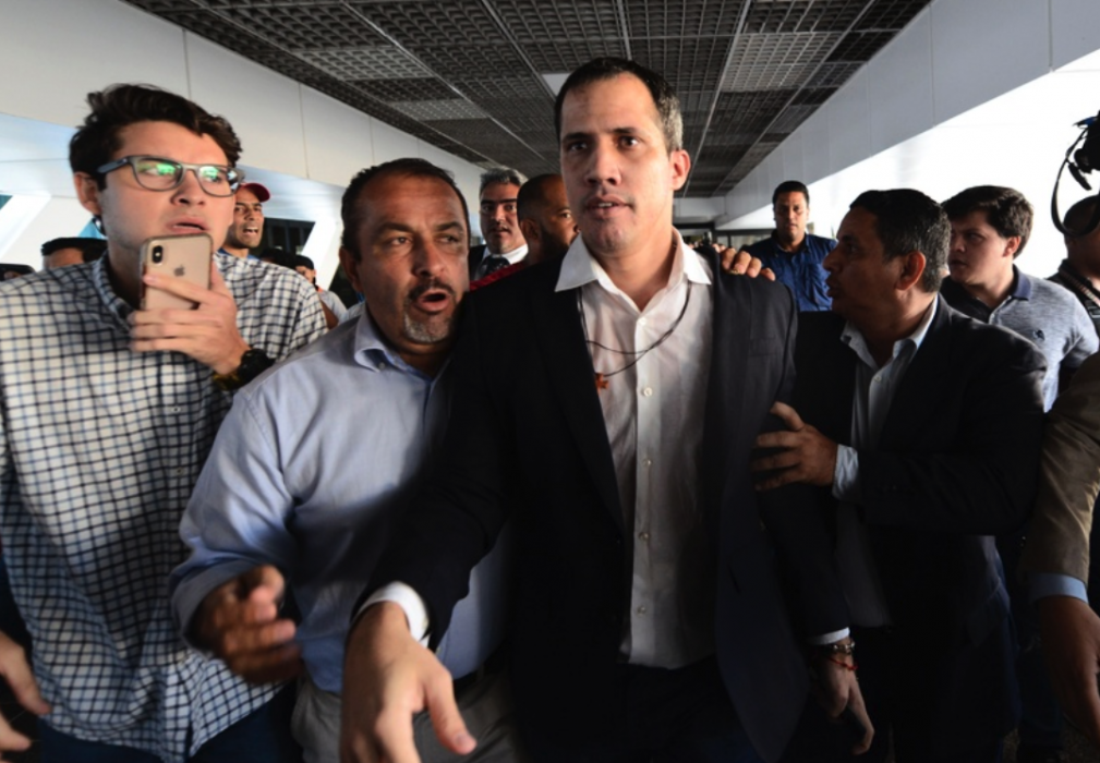 Oppositionsledaren Juan Guaidó återvände till flygplatsen i La Guaira i Venezuela efter en tre veckor lång resa till Europa och Nordamerika.
