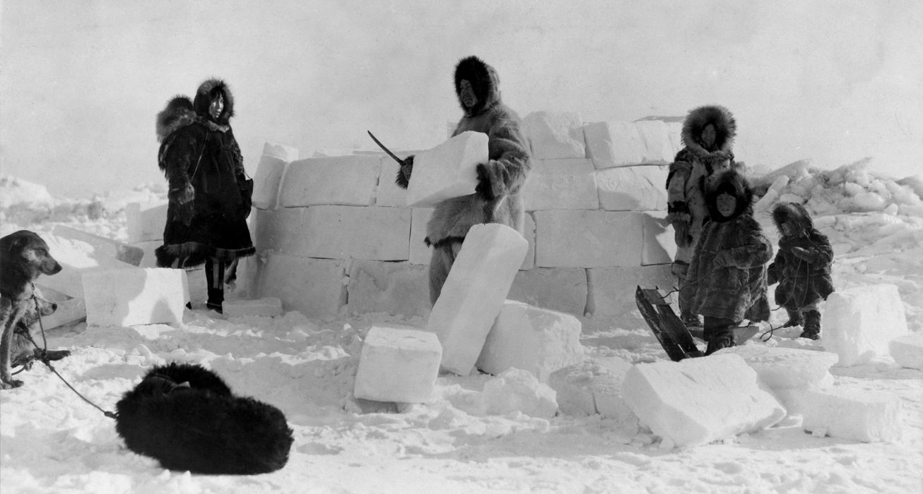Inuiter bygger en igloo för nästan hundra år sedan.