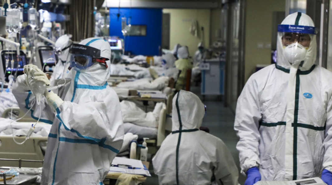 Patienter och vårdpersonal på en intensivvårdsavdelning i den värst drabbade staden Wuhan.