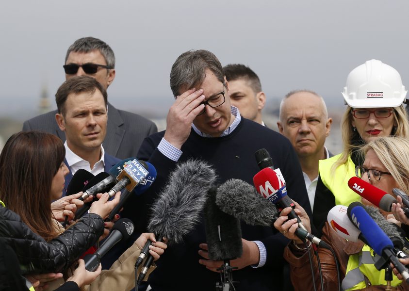 President Aleksandar Vučić svarar på pressens frågor i samband med de stora protesterna mot hans regering.