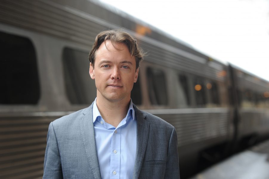 SJ:s affärschef Dan Olofsson tror att fler spår och snabbare tåg kan få ner biljettpriserna, för då kommer antagligen fler att resa järnvägsburet.
