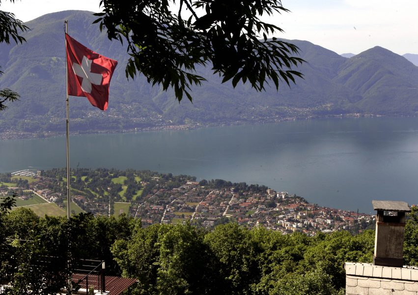 Den schweiziska regeringen vill i lagen förbjuda diskriminering mot hbtq-personer men motståndarna har samlat tillräckligt stöd för en folkomröstning i frågan och den ska hållas på söndag.