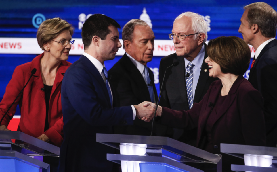Demokratiska presidentaspiranterna Elizabeth Warren, Pete Buttigieg, Mike Bloomberg, Bernie Sanders, Amy Klobuchar och Tom Steyer på scenen.