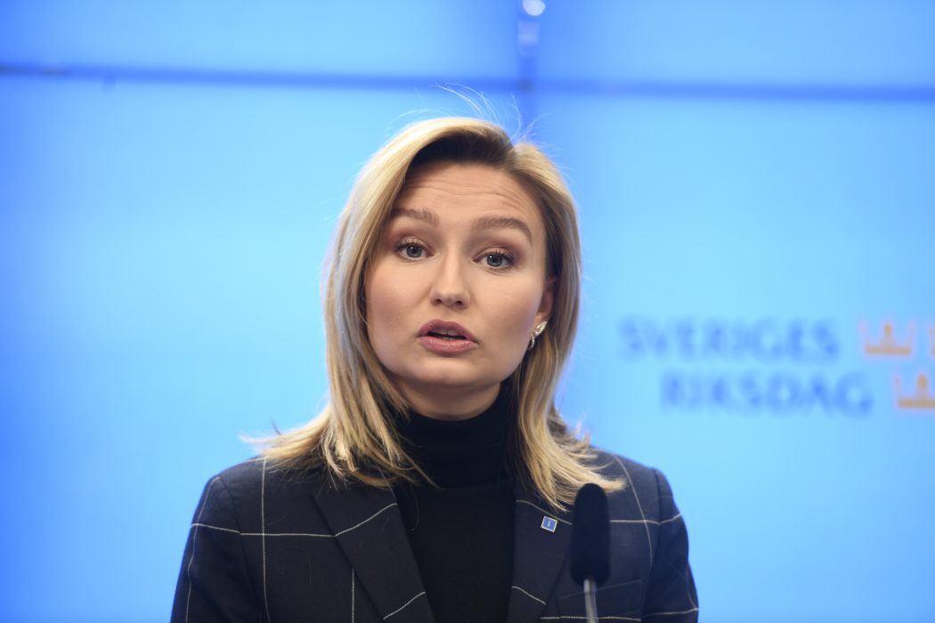 KD-ledaren Ebba Busch Thor (KD) vill att en statlig dagpenning ersätter försörjningsstödet för arbetslösa.