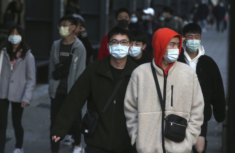 Människor med ansiktsmasker i Taipei, Taiwan.
