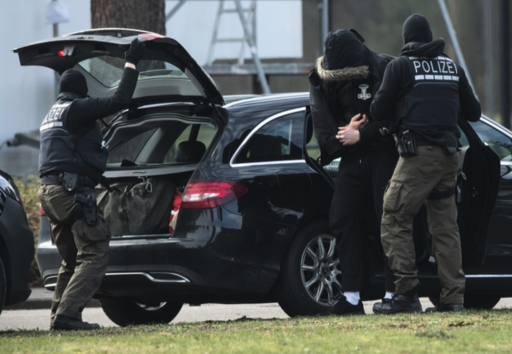 En av de misstänkta kommer till den federala domstolen i Karlsruhe.