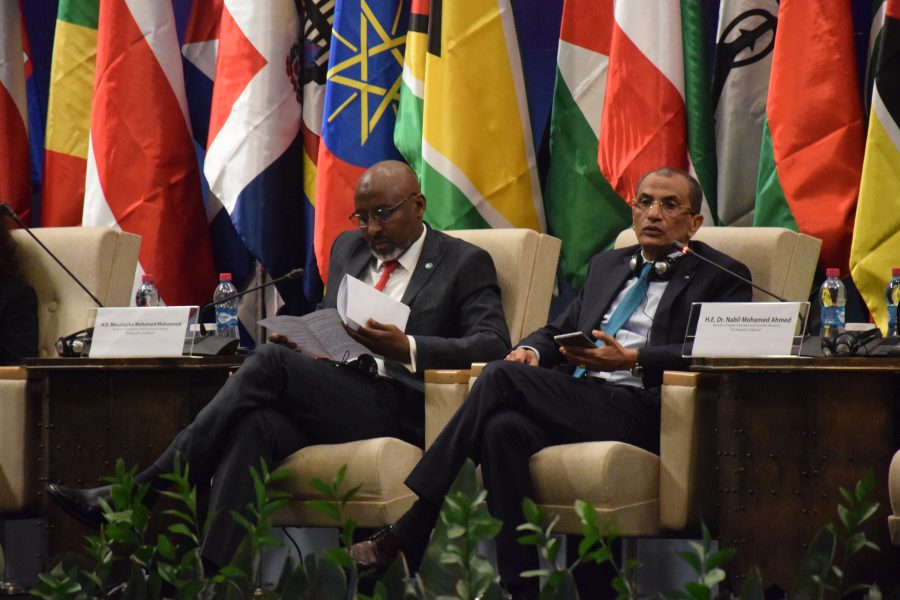 Nabil Mohamed Ahmed (till höger), Djiboutis minister med ansvar för högre utbildning, talar vid det afrikanska toppmötet om behovet av ett skolsystem som inkluderar alla barn.