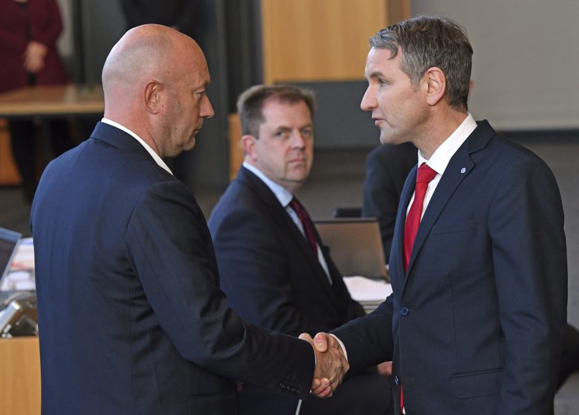 AFD:s ordförande i Thüringen, till höger, skakar hand med liberala FDP:s Thomas Kemmerich i samband med att den senare blev vald till ministerpresident i delstaten under onsdagen.