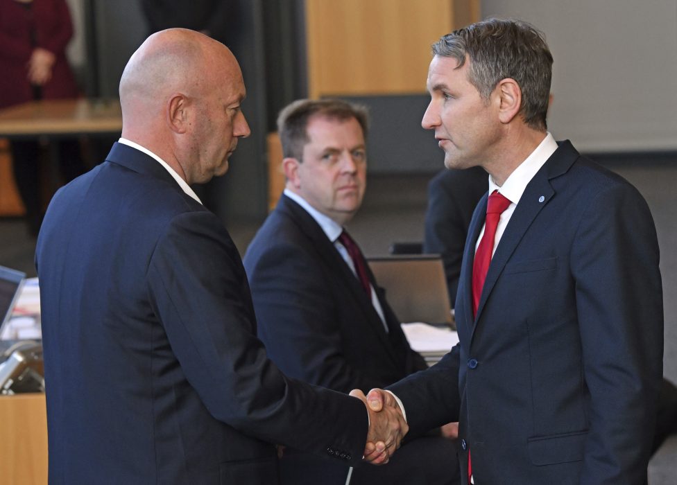 AFD:s ordförande i Thüringen, till höger, skakar hand med liberala FDP:s Thomas Kemmerich i samband med att den senare blev vald till ministerpresident i delstaten under onsdagen.