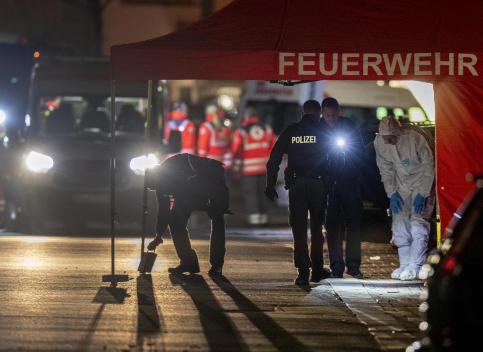 Polisen undersöker en av brottsplatserna i tyska Hanau efter dådet.