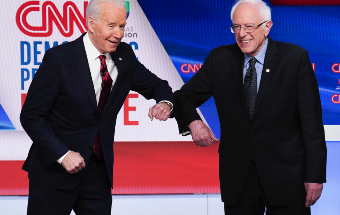 Förre vicepresidenten Joe Biden och Vermontsenatorn Bernie Sanders gjorde en virusanpassad hälsning inför debatten i Washington DC.
