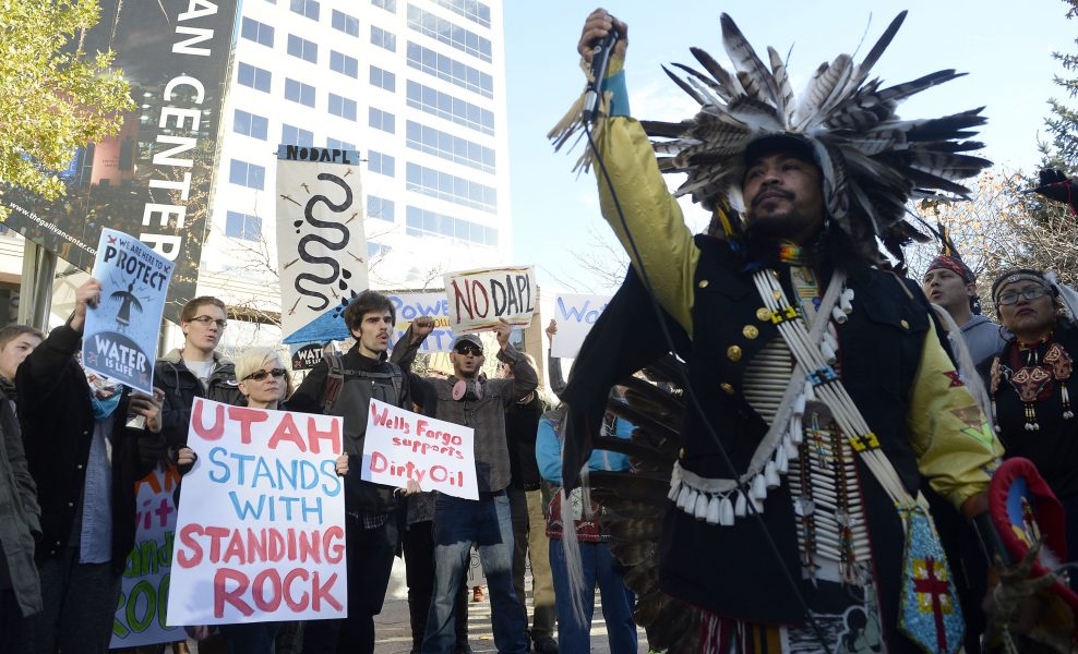 Sedan 2016 har ursprungsfolk och miljöorganisationer protesterat mot oljeledningen Dakota access pipeline.