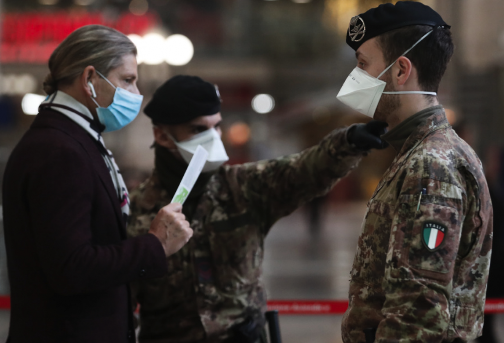 Resande på centralstationen i Milano kontrolleras av militär.