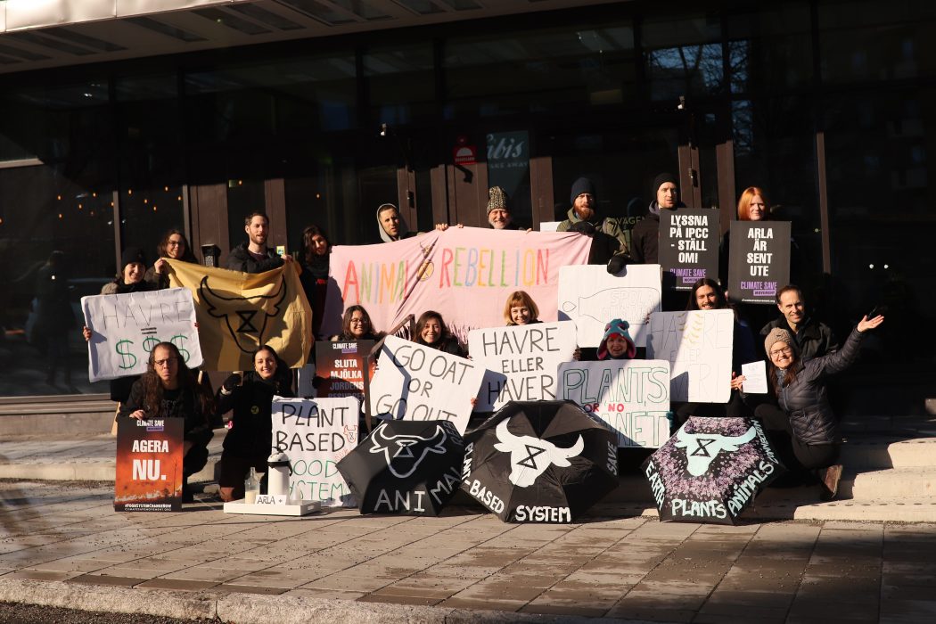 Arlas anställda vid huvudkontoret i Solna möttes på fredagsmorgonen av uppmaningen att ställa om företaget mot veganska alternativ.