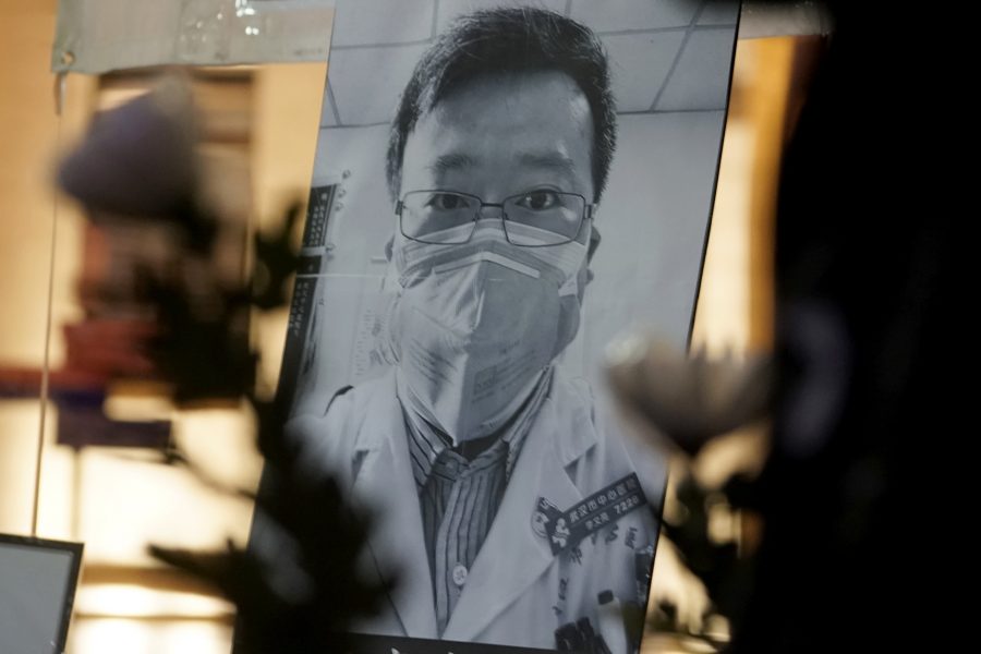 En sorgemanifestation över läkaren Li Wenliang som slog larm om virusutbrottet i Wuhan.