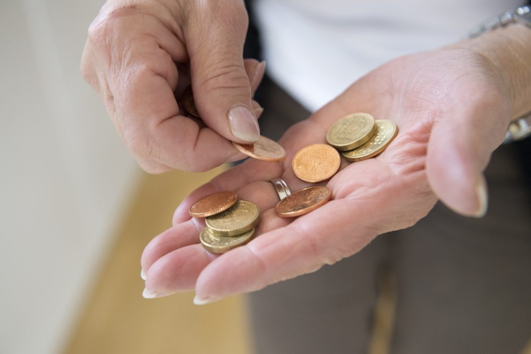 Många kvinnor som jobbat i arbetaryrken måste vända på slantarna.