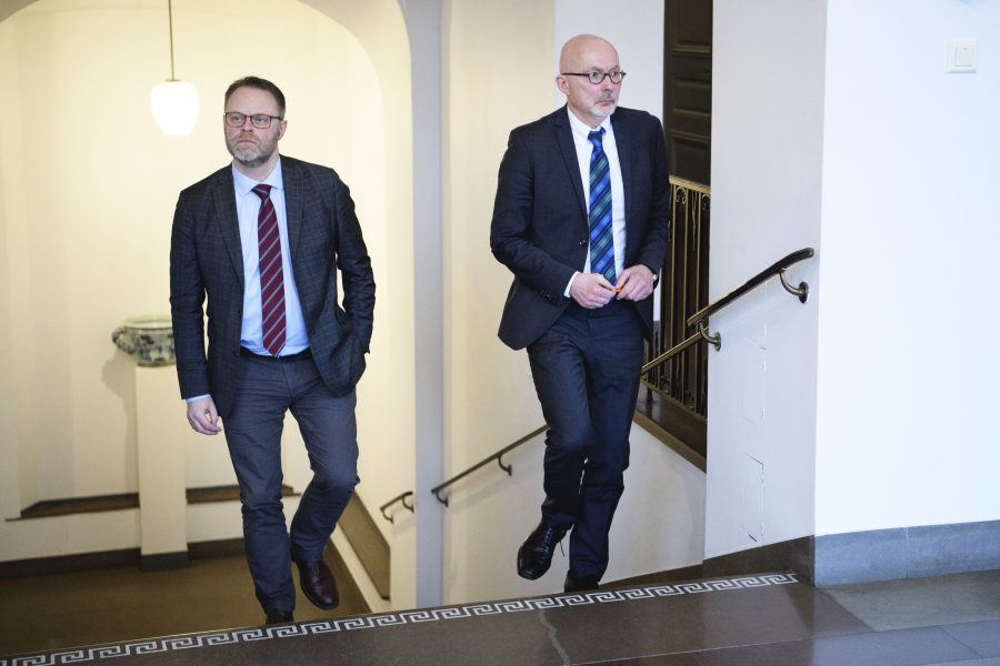 Kammaråklagarna Mikael Carlsson och Tomas Malmenby, under en paus vid förhandlingarna i HD i Stockholm.
