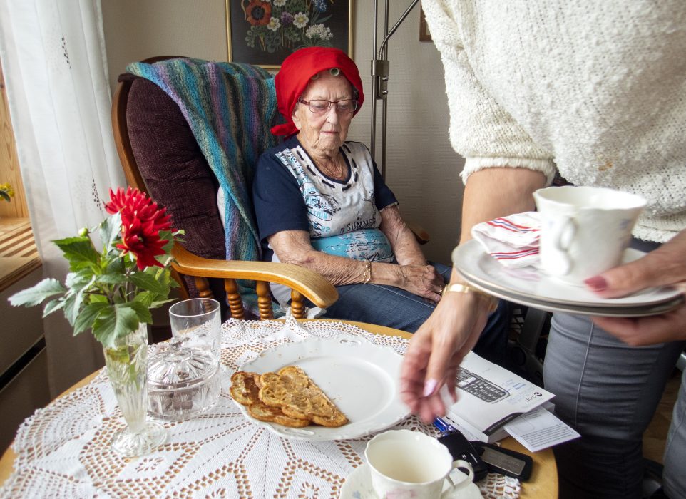 Höga sjukskrivningstal och brist på skyddsutrustning.