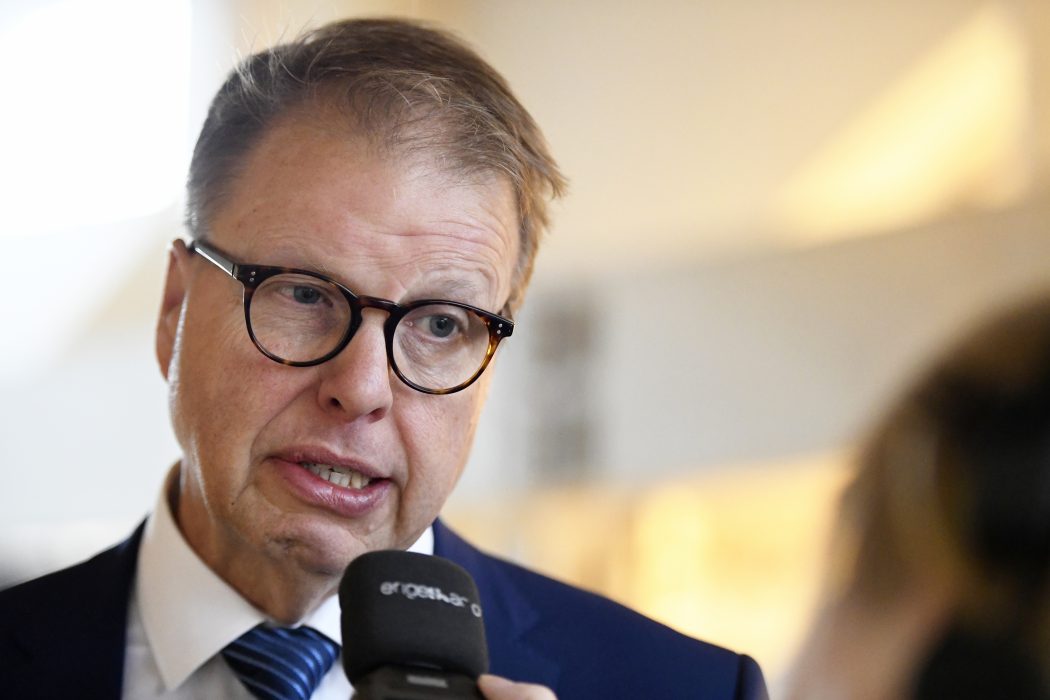 Bengt Eliasson (L) kommenterar de förslag på ändringar i lagen om stöd och service till vissa funktionshindrade (LSS) som presenterades vid en pressträff i riksdagens presscenter.