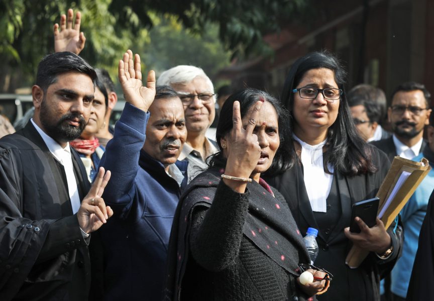  Familjen till den kvinna som 2012 våldtogs och mördades firar att Indiens högsta domstol i januari nekade gärningsmännen resning i fallet.