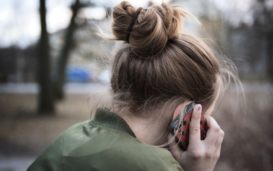Gammal som ung som är orolig och vill prata med någon kan ringa till Röda Korsets nya stödtelefon.
