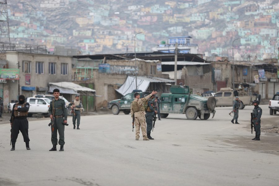 Afghanska säkerhetsstyrkor anländer till platsen där attacken äger rum, i centrala Kabul.