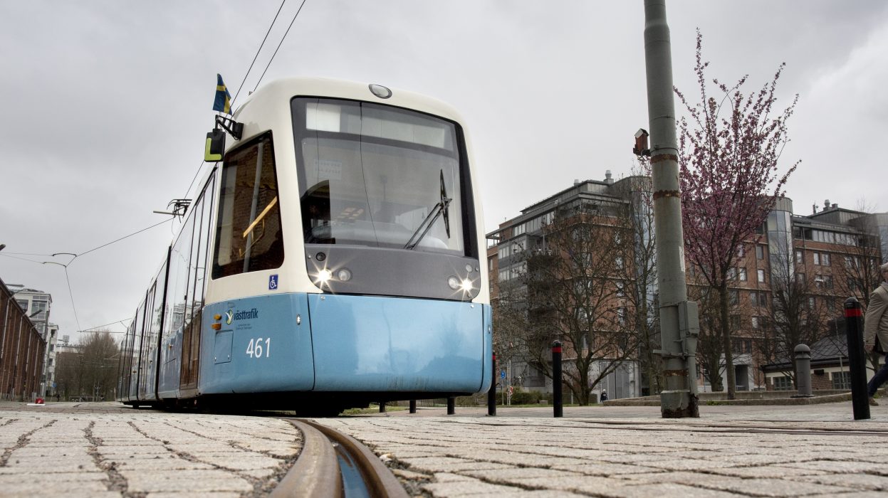 Alliansen i Göteborg beslutade i sin budget att ge i uppdrag åt det allmännyttiga bostadsbolaget AB Framtiden att i samverkan med regionen "införa trygghetsvakter och värdar i kollektivtrafiken och på hållplatser".