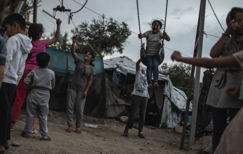 Barn leker i flykting- och migrantlägret Moria på den grekiska ön Lesbos.