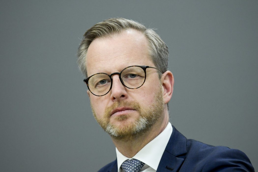 Säkerhetspolisen ska få ökade befogenheter mot utlänningar som anses utgöra ett säkerhetshot, enligt en utredning som överlämnats till inrikesminister Mikael Damberg (S).