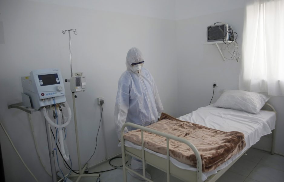 En sjukvårdsarbetare iordningställer ett rum tänkt att användas som karantän för coronavirussmittade vid ett sjukhus i Jemens huvudstad Sanaa.