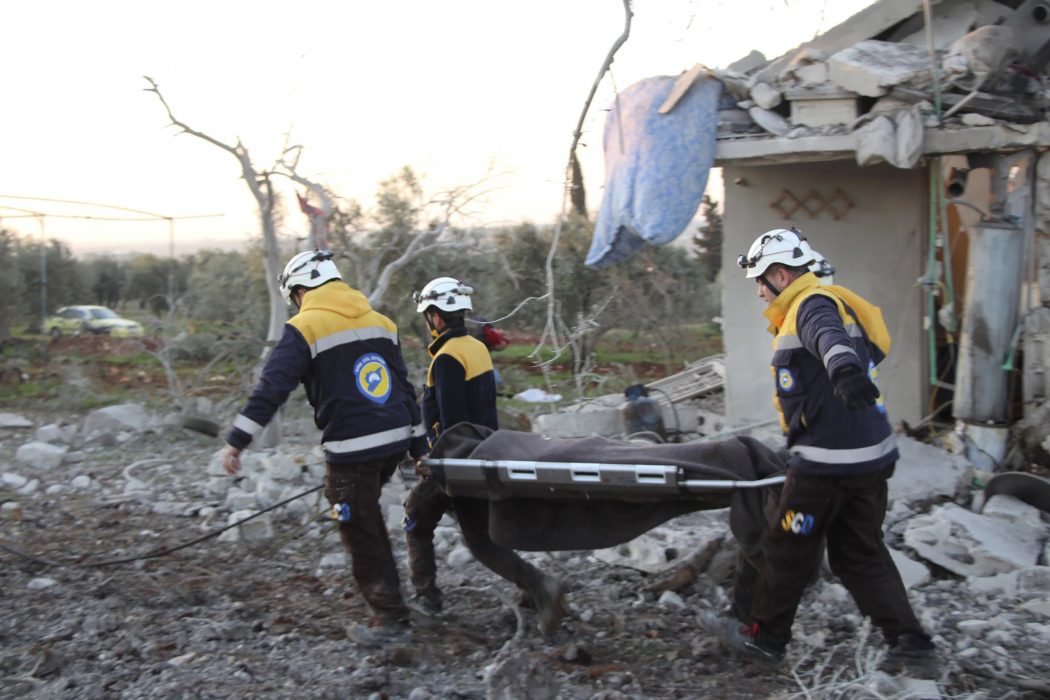 Vita hjälmarna bär enligt uppgift från nyhetsbyrån AP ett offer för ryska attacker i Idlib, den femte mars.