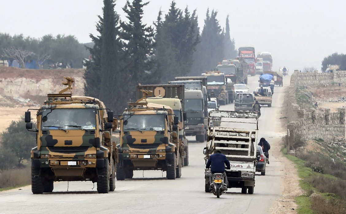 Turkiska militärfordon i östra Idlib den 28 februari.