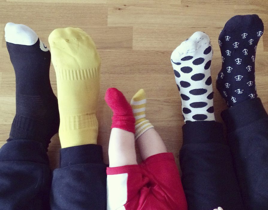 Initiativet "Rock your socks" kommer från USA och genom att ta på dig olika strumpor på lördag slår du ett slag för människors rättigheter och lika värde.