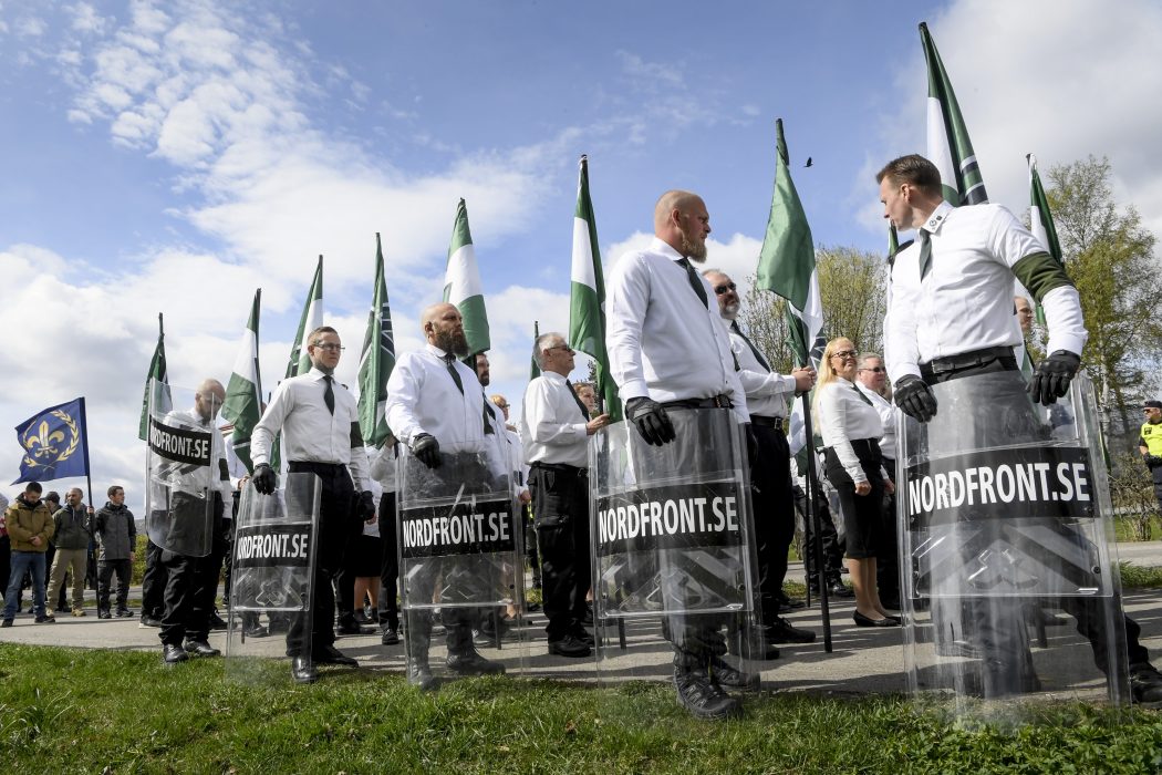 Sveriges största nazistiska organisation, Nordiska motståndsrörelsen ställer upp sig inför demonstration i Ludvika på första maj 2019.