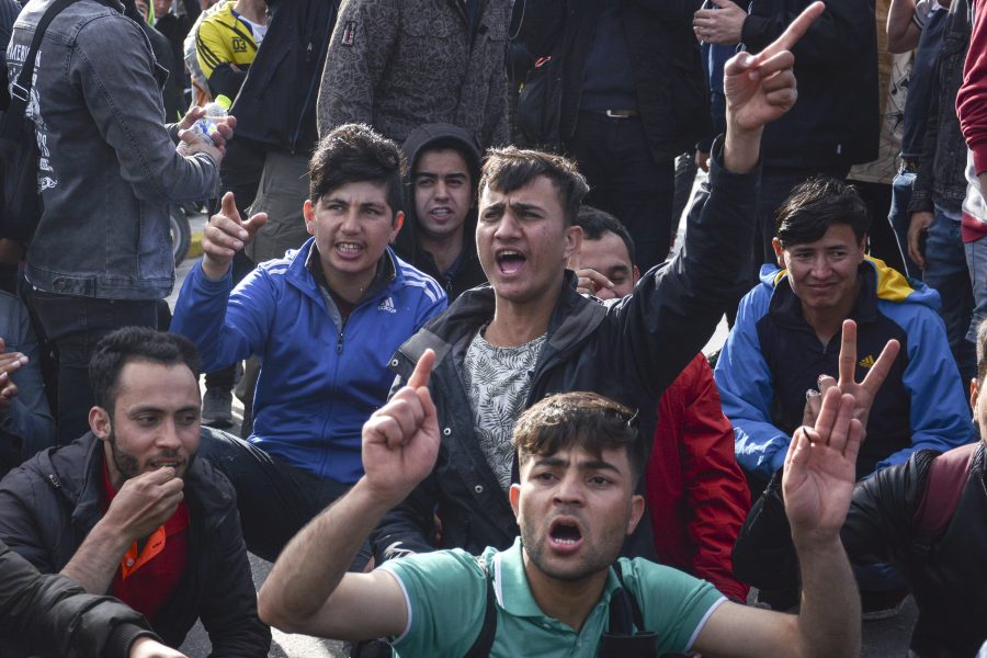 Flyktingar som anlänt den grekiska ön Lesbos efter att Turkiet öppnat sin sida av gränsen till Grekland.