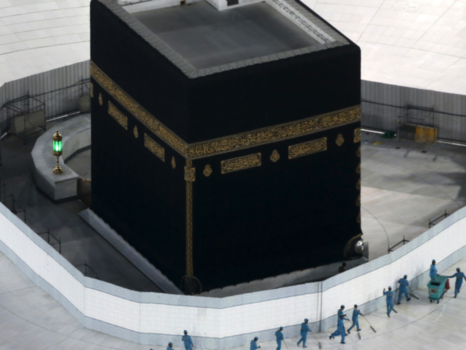 Desinfektionsarbete runt Kaaba i Stora moskén i Mecka, Saudiarabien, där det i vanliga fall är fullt med människor.
