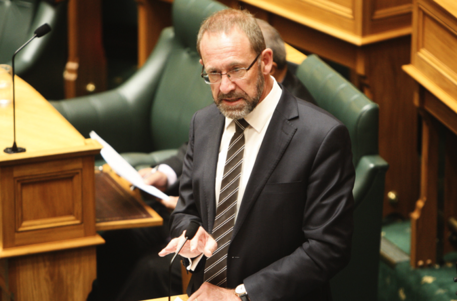 Nya Zeelands justitieminister Andrew Little har fått igenom en lag som formellt legaliserar abort.