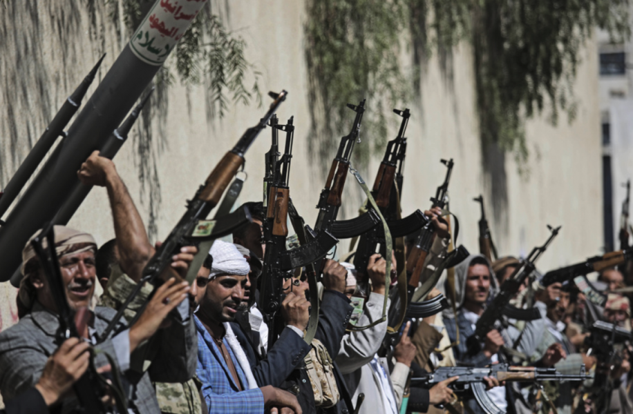 Anhängare till Houthirebellerna i Jemen höjer sina vapen i landets huvudstad Sanaa.